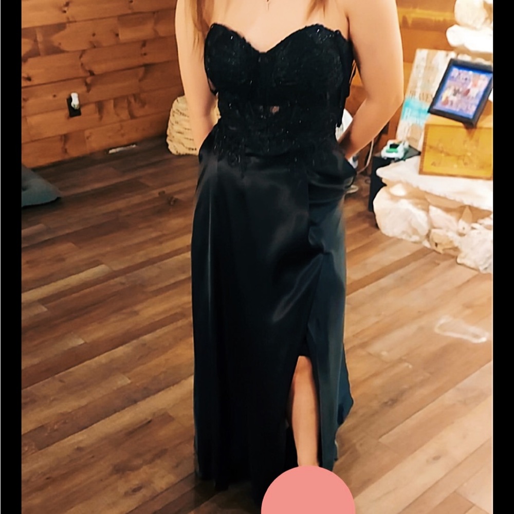 I’m looking to sell my beautiful prom dress from last years prom!!